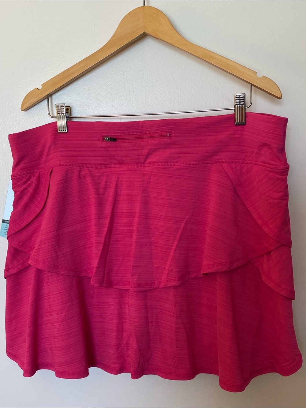 NEW IDEALOGY WOMANS FUSHIA TIERED RUFFLED ACTIVE SKORT